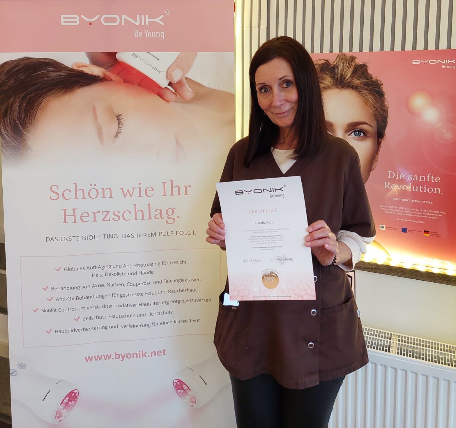 Claudia Roth mit BYONIK Zertifikat für professionelle Mikrodermabrasion in Neu-Isenburg