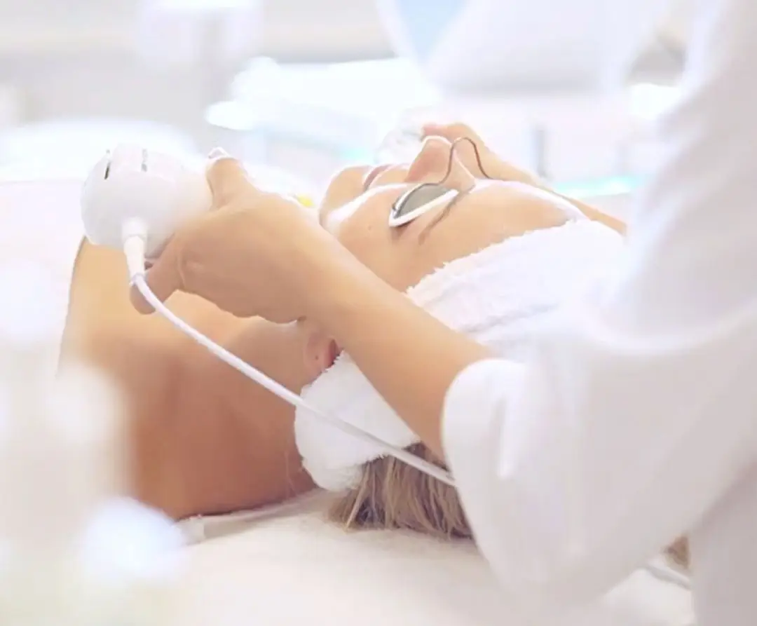 BYONIK Kaltlaser Behandlung im Gesicht bei The Art of Beauty in Neu-Isenburg. BYONIK Kaltlaser in Neu-Isenburg
