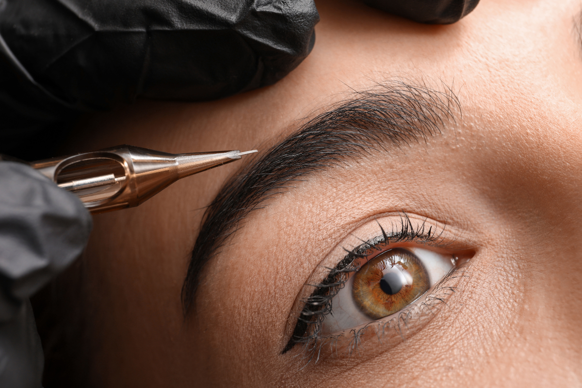Permanent Make-up und Microblading der Augenbrauen im Kosmetikstudio in Neu-Isenburg
