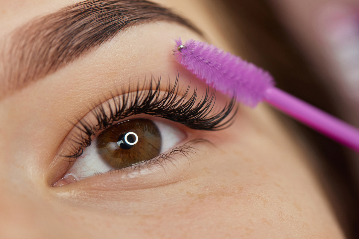 Professionelle Wimpernbehandlung im Kosmetikstudio in Neu-Isenburg